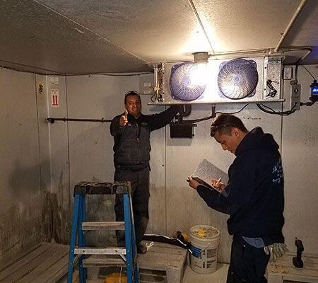Tekniker som utför service av kylrum i storkök