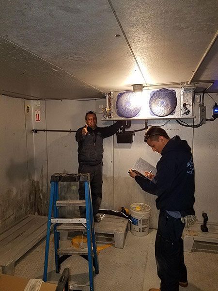 Tekniker som utför service av kylrum i storkök