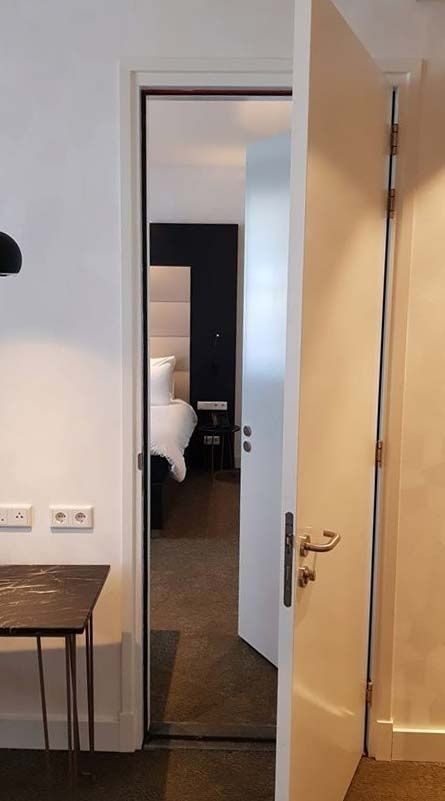 Öppen dörr med insyn till ett angränsande hotellrum